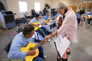 Carmencristina Moreno enseña canto y guitarra en la prisión estatal de Avenal. Foto de Peter Merts.