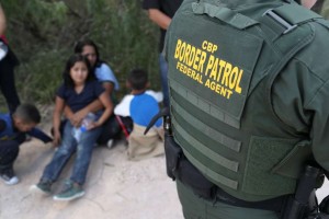 Solicitantes de asilo de América Central esperan mientras la Patrulla Fronteriza de los Estados Unidos los traslada a un centro de detención en McAllen, Texas. Foto: San Antonio Express-Noticias.