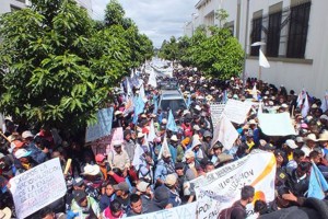 Indígenas y campesinos guatemaltecos invaden calles de la capital en protesta por la violencia y el despojo de territorios ancestrales y el asesinato de su líderes. Foto: comunitariapress.wordpress.com.