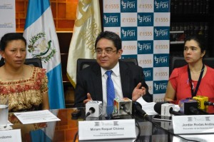 Procurador de los Derechos Humanos, Jordan Rodas agradece al pueblo de Guatemala el apoyo a la lucha de los indígenas, en una comparecencia pública al lado de dos líderes guatemaltecas. Foto: elperiodico.com.gt.