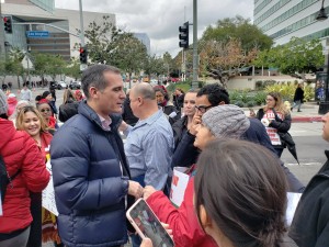 Alcalde de Los Ángeles, Eric Garcetti, mediador en la escucha a unos maestros y padres de familia.