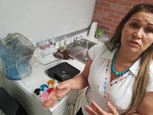 Gelatinas que Virginia fabrica y vende cuando le falta dinero para completar lo de la renta.