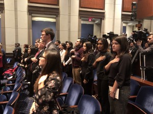 En el Auditorio del Capitolio, la asistencia salud el acto protocolario del nuevo ingreso.