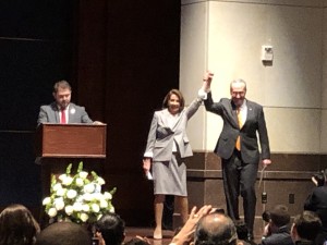 La nueva vocera de la Cámara de Representantes en el Congreso 116th, la demócrata Nancy Pelosi con el brazo en alto.