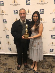 Mariana Pineda comparte el crédito del premio Micrófono de Oro con el productor de Edición Semanaria, Rubén Tapia, y con el equipo de Radio Bilingüe. 