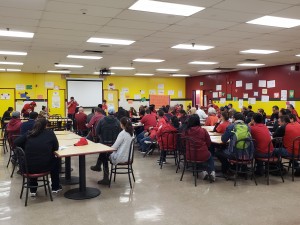 Maestros de la Preparatoria Roosevelt escuchan a sus líderes sindicales antes de la votación.