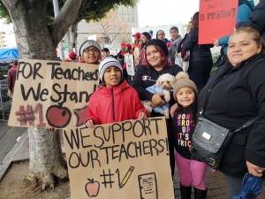 Wendy Pérez, sus 3 hijos y su mamá, fueron a apoyar a sus maestros.