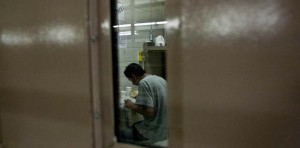 Persona detenida en una cárcel de ICE. Foto: National Immigrant Justice Center.