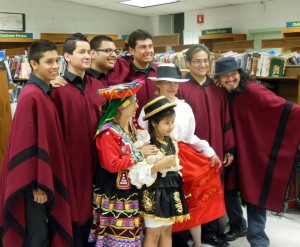 El grupo de música andina, Inkarayku, de Andrés Giménez, hijo de Elva, dando un concierto en la biblioteca de Sunset Park, en Brooklyn, NY, con su mamá en la foto. MVG.