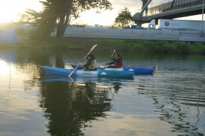 Estudiantes de Berkeley, California, aprendiendo a remar.