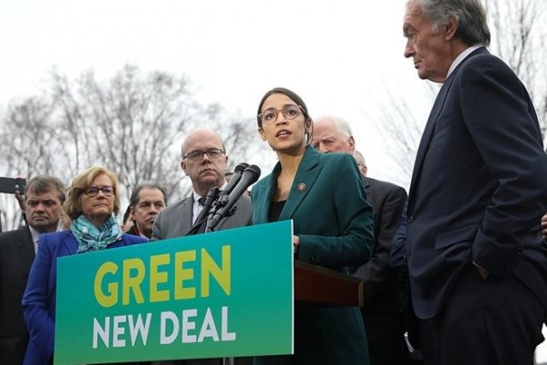 La representante Alexandria Ocasio-Cortez habla sobre el Green New Deal con el senador Ed Markey (derecha) frente al Capitolio en febrero de 2019. Foto original de los demócratas del Senado. 