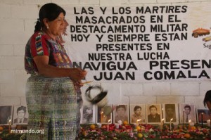 Con motivo de conmemorar el Día Nacional de la Dignidad de las Víctimas del Conflicto Armado Interno, la Coordinadora Nacional de Viudas de Guatemala organiza un homenaje. Foto: MiMundo.org.