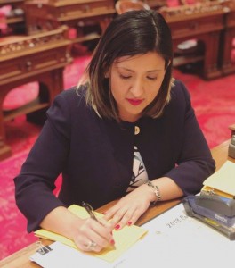 Senadora estatal, Melissa Hurtado, luego de firmar la ley SB 207, su primera legislación. Foto: de la página de Facebook, de la senadora Hurtado.