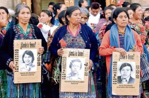 Familiares de desaparecidos en el conflicto armado que hubo en Guatemala entre 1960-1996 preguntan ¿dónde están sus seres queridos? Foto: www.investigaction.net.