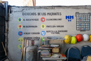 Un mural dentro del refugio ‘Movimiento Juventud 2000’ explica los derechos de los migrantes.