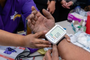 Una de las enfermeras que atienden y revisan el estado de salud de los migrantes en el campamento improvisado para su búsqueda de asilo.