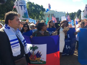 Miembros de CARECEN se manifiestan frente a la Casa Blanca.