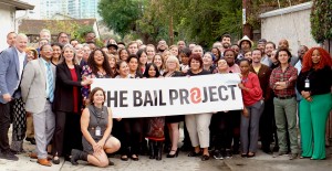 Miembros de The Bail Project se reunieron para evaluar su trabajo.