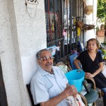 Teresita y su tio que este año cumple 100 primaveras, llego a consolarla.