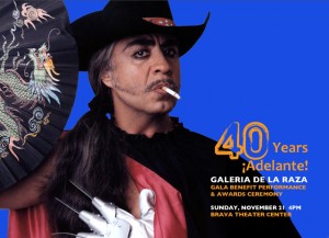 En la conmemoración de los 40 años de existencia de la Galería Raza se presentó el poeta, dramaturgo y performancero chilango-chicano, Guillermo Gómez-Peña. Foto: Galería de la Raza.  