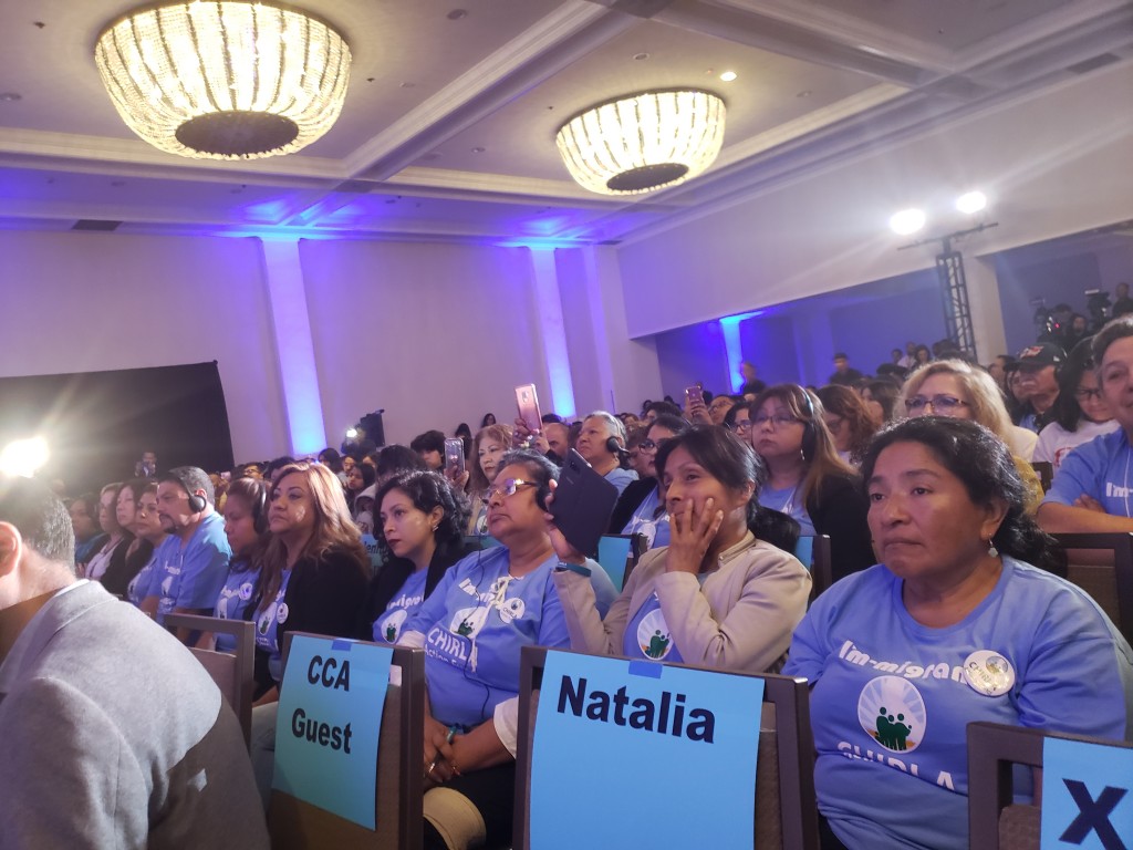 Asistentes al foro escuchan con mucha atencion a los candidatos. Foto: Ruben Tapia