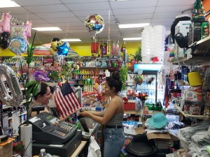 Aurora de Luna, trabaja en la tienda de su abuela y esta lista para seguir su sueno universitario. Foto: Ruben Tapia