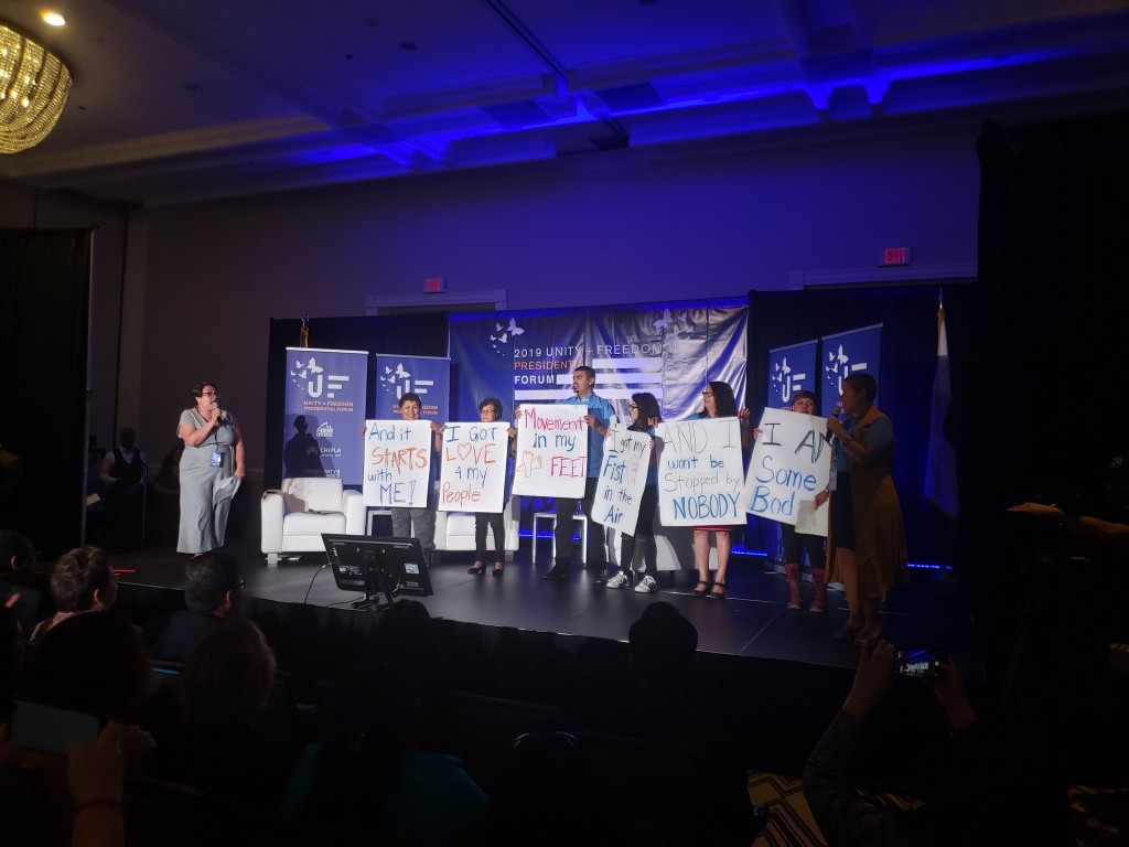 Xiomara Corpeno, animando a los asistentes al foro de candidatos presidenciales de inmigracion de Chirla - Firm. Foto: Ruben Tapia