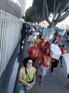 Cargando un ataúd simbólico por las calles de Los Ángeles denuncian las constantes muertes de inmigrantes al intentar cruzar línea fronteriza. Foto: Rubén Tapia.