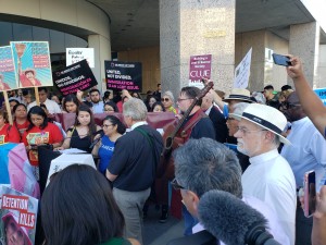 Evelyn Hernández rodeada de activistas y líderes religiosos, denuncia el maltrato infantil frente a una cárcel de ICE en el centro de Los Ángeles, CA. Foto: Rubén Tapia.