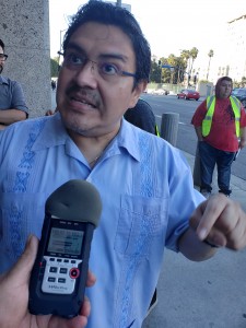 Jorge Mario Cabrera, vocero de CHIRLA, una de las organizaciones convocantes de esta movilización por la liberación de los migrantes y niños detenidos en cárceles de ICE. Foto: Rubén Tapia.