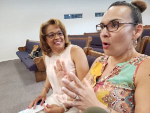 Las comadres, Adriana Letford y Sandra Chapman, de lentes, señalan la unidad de su iglesia, Victory Missionary Baptist Church, y las solidaridad que generó el sismo.