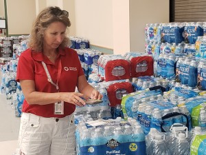 Mimi Teller, de la Cruz Roja, en este refugio en Ridgecrest.