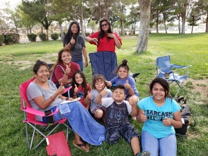 Otra familia que duerme en este parque temerosa de que siga temblando.