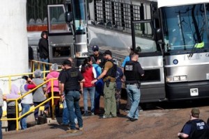 Estas son algunas de las víctimas de ICE, que allanó varias plantas de procesamiento de alimentos en Mississippi, resultando en la detención de al menos 680 arrestos. Foto: Tweeter AJ + @ajplus.