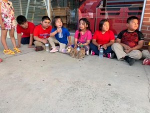 Esto es Forest, Mississippi, donde una de las redadas de ICE dejó en el aire a los hijos de los arrestados, que se quedan confiando en que vecinos y extraños los lleven a un gimnasio local. “Esto me rompe el corazón”. Foto: Irvin Camacho @IrvinCamachoAR.