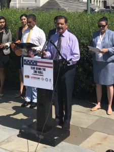 El demócrata Jesús “Chuy” García cree que Trump busca levantar un “segundo muro” para suprimir el voto de los inmigrantes. 