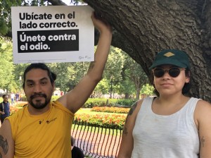 Activistas protestan afuera del Congreso, en Washington, DC, por la lentitud en el proceso de las ciudadanías.