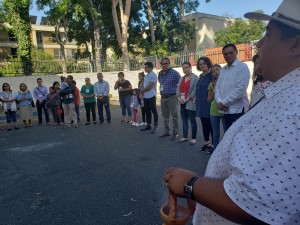 Policarpo Chaj, dirige la ceremonia indígena des invocación y bendición.