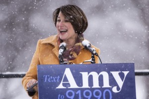 Amy Klobuchar, demócrata de la agrupación de trabajadores agrícolas demócratas, ha sido abogada corporativa, socia de las firmas de abogados de Minnesota, Dorsey & Whitney, y Gray Plant Moody, así como fiscal del condado de Hennepin de 1999 a 2006. Foto. Vox.