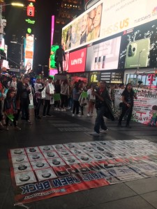 En Times Square la marcha por los desparecidos de Ayotzinapa hizo su última parada y distendió en el suelo el arsenal fotográfico de su coreografía.