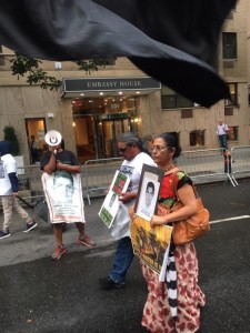 Betina Cruz y Ramiro Velázquez, ambos concejales del CNI-CIG, y al fondo Antonio Tizapa en el megáfono, por céntricas calles de Nueva York durante el 5to aniversario de la desaparición de los normalistas de Ayotzinapa. Foto: MVG.