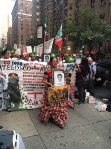 Llega la marcha al Consulado de México. Al frente, la concejal del CNI-CIG, Betina Cruz.