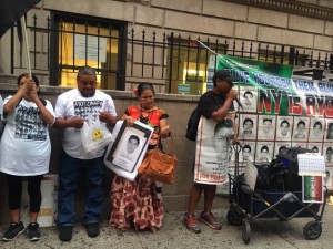 A la izquierda Antonio Tizapa con el micrófono, Betina Cruz en el centro y Ramiro Vázquez, con el Consulado de México en Nueva York a sus espaldas. Foto: MVG.