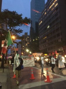 En  una de las marchas organizadas por don Antonio Tizapa por las céntricas calles del Midtown en la ciudad de Nueva York, para exigir al gobierno la aparición con vida de los 43 normalistas de Ayotzinapa. Foto: MVG.