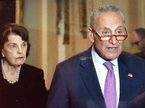 Charles Schumer, senador demócrata de Nueva York y líder de la minoría demócrata en la cámara alta. A su espalda la senadora de California, Diane Feinstein.