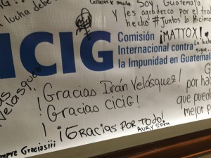 En esta manta despiden a los anteriores miembros de la CICIG, en el interior de las oficinas ya vacías.