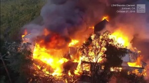 Nuevas evacuaciones por el fuego de California cerca de Los Ángeles a medida que se extienden las llamas provenientes del norte del estado. Varios nuevos incendios forestales estallaron durante el fin de semana a medida que los fuertes vientos continúan creando las condiciones más propicias para que se propaguen los infiernos. Foto: /weather.com.