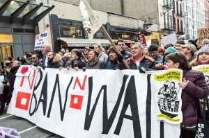 En una manifestación de los miembros de Make the Road New York, en la misma ciudad, contra el Muro de Trump. Foto: Make the Road NY.