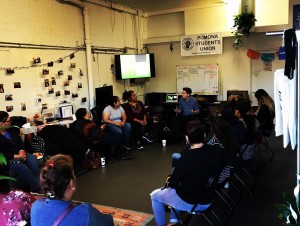 Reunión con un grupo de estudiantes sobre el impacto de las políticas migratorias y la salud mental de los migrantes.