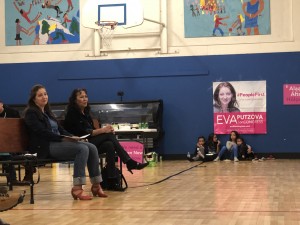 Eva Putzova, candidata al Congreso por el Distrito 1 de Arizona, junto a María Madrid, la madre de Frankie.